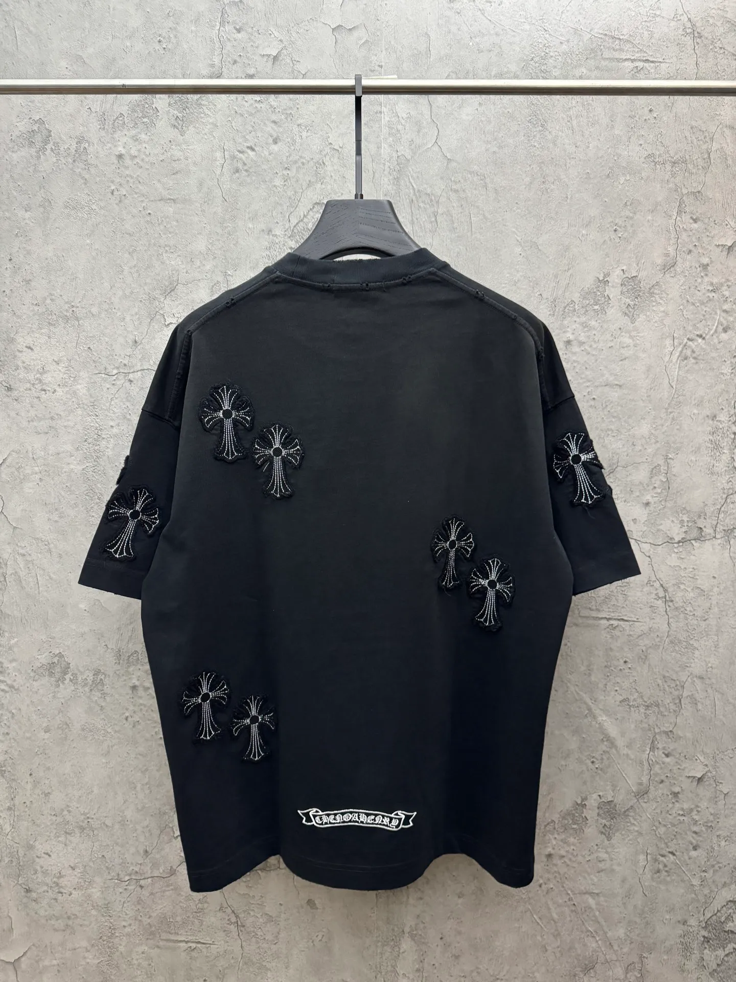 P240 top version, real shot without P, ​​different from market currency) 𝗖𝗵𝗿𝗼𝗺𝗲 𝗛𝗲𝗮𝗿𝘁𝘀/Croxin 2026 spring new original single counter American washed patch embroidered couple short sleeves 👑The highest version! Customized fabric 320 grams, washed and fried, a hot-selling model at the counter, very comfortable to wear. Accessories: original molded and authenticated collar label➕100% silk wash label. Genuine purchase-grade original hangtag➕matching hanging rope➕3D hanging beads➕original packaging bag. Craftsmanship: The original version has consistent wiring! The highest version of the armhole matching technique! Color: Black White Size: S M L XL Style No.: 5206